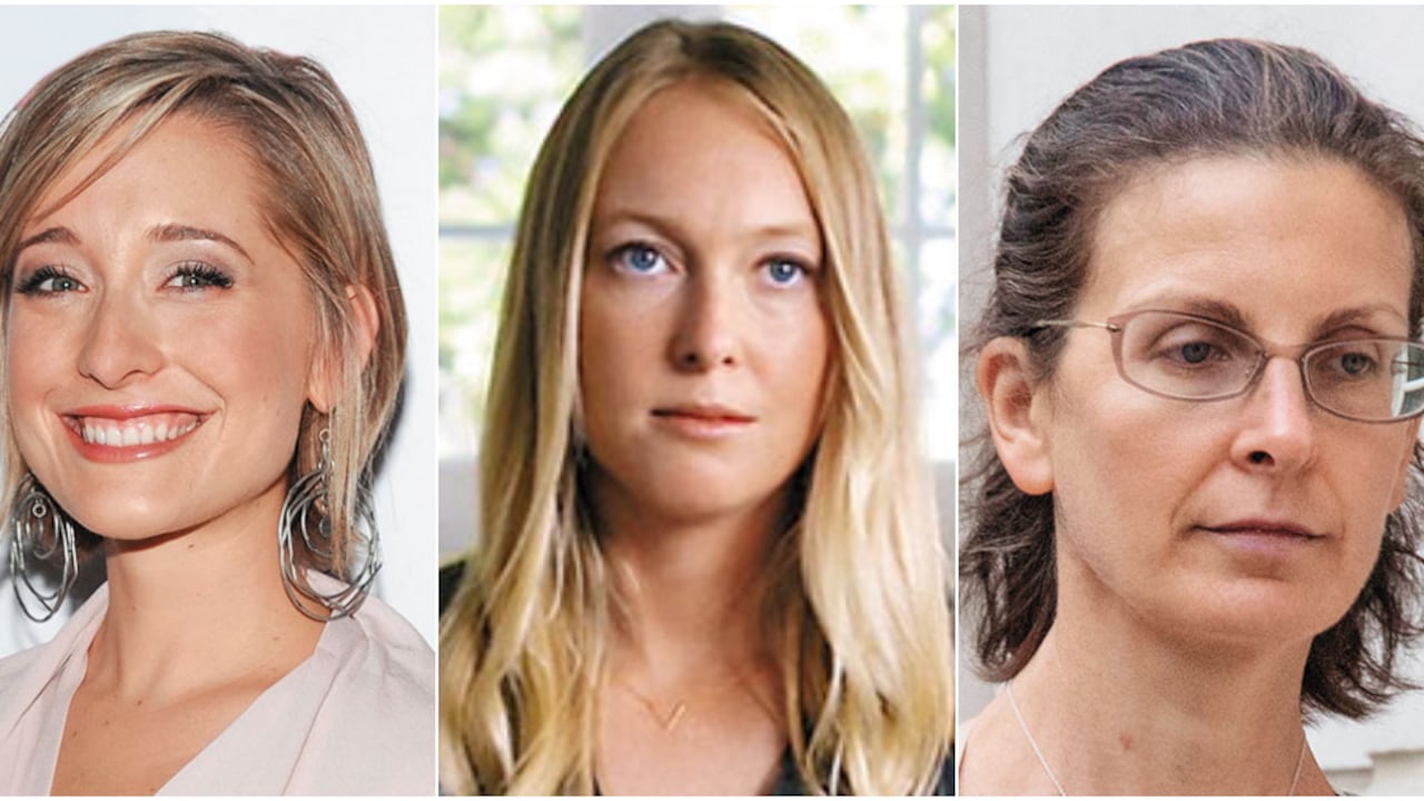 Allison Mack, India Oxenberg y Clare Bronfman: tres de las famosas que terminaron metidas en Nexivm. La segunda es una víctima.