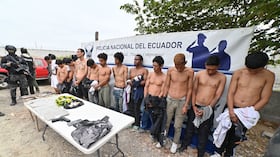Presuntos miembros de la banda «Asesinos de Chone» son presentados a los medios de comunicación durante un operativo policial en Durán, Ecuador, el 27 de noviembre de 2024