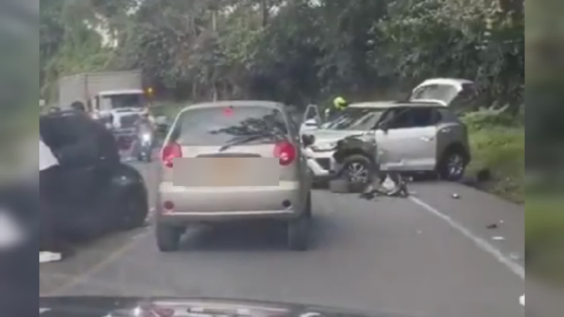 Tres vehículos protagonizaron fuerte accidente en vía al kilómetro 18 de Cali.