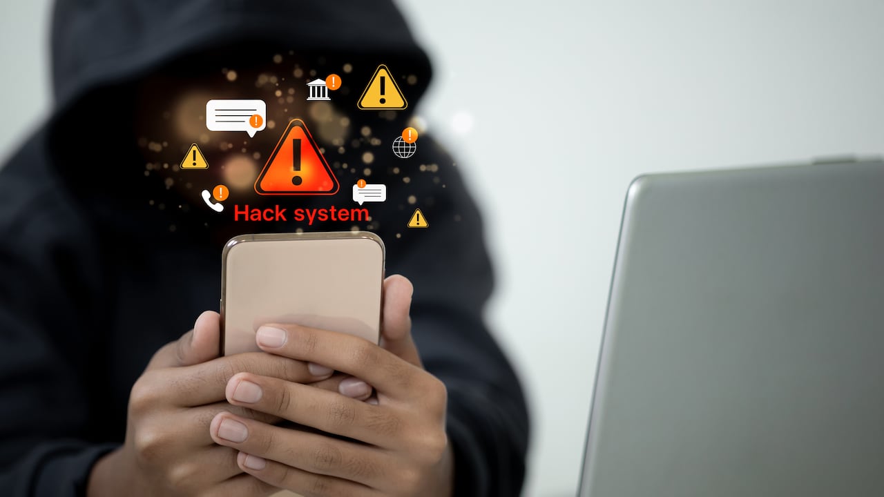 Hoy, con protocolos como TLS, las comunicaciones se blindan mediante cifrado, reduciendo riesgos y ofreciendo mayor privacidad en los dispositivos móviles.