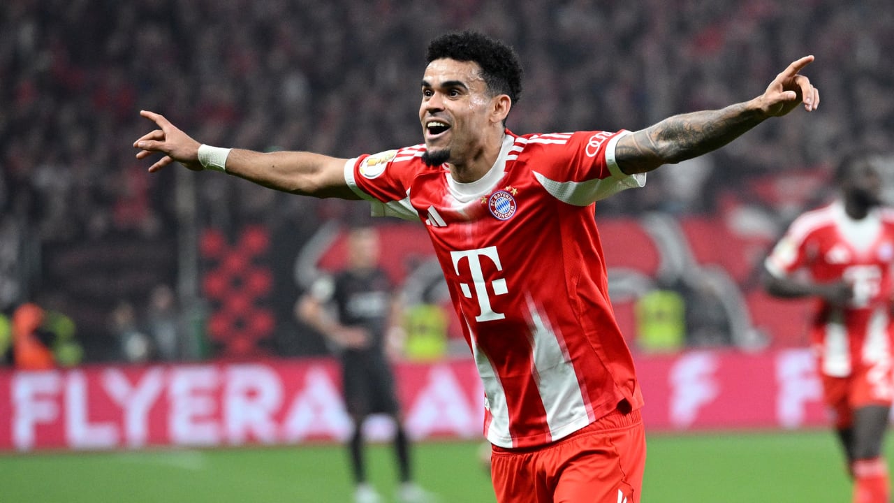 Luis Díaz celebrando su gol, con Bayern Múnich sobre Bayer Leverkusen en la semifinal de la Copa de Alemania.
