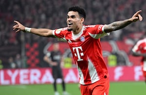 Luis Díaz celebrando su gol, con Bayern Múnich sobre Bayer Leverkusen en la semifinal de la Copa de Alemania.