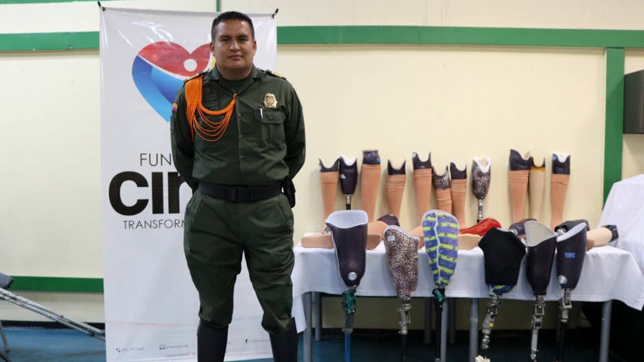 El patrullero Luis Carlos Muñoz trabaja en un programa de atención a discapacitados de la fuerza pública.