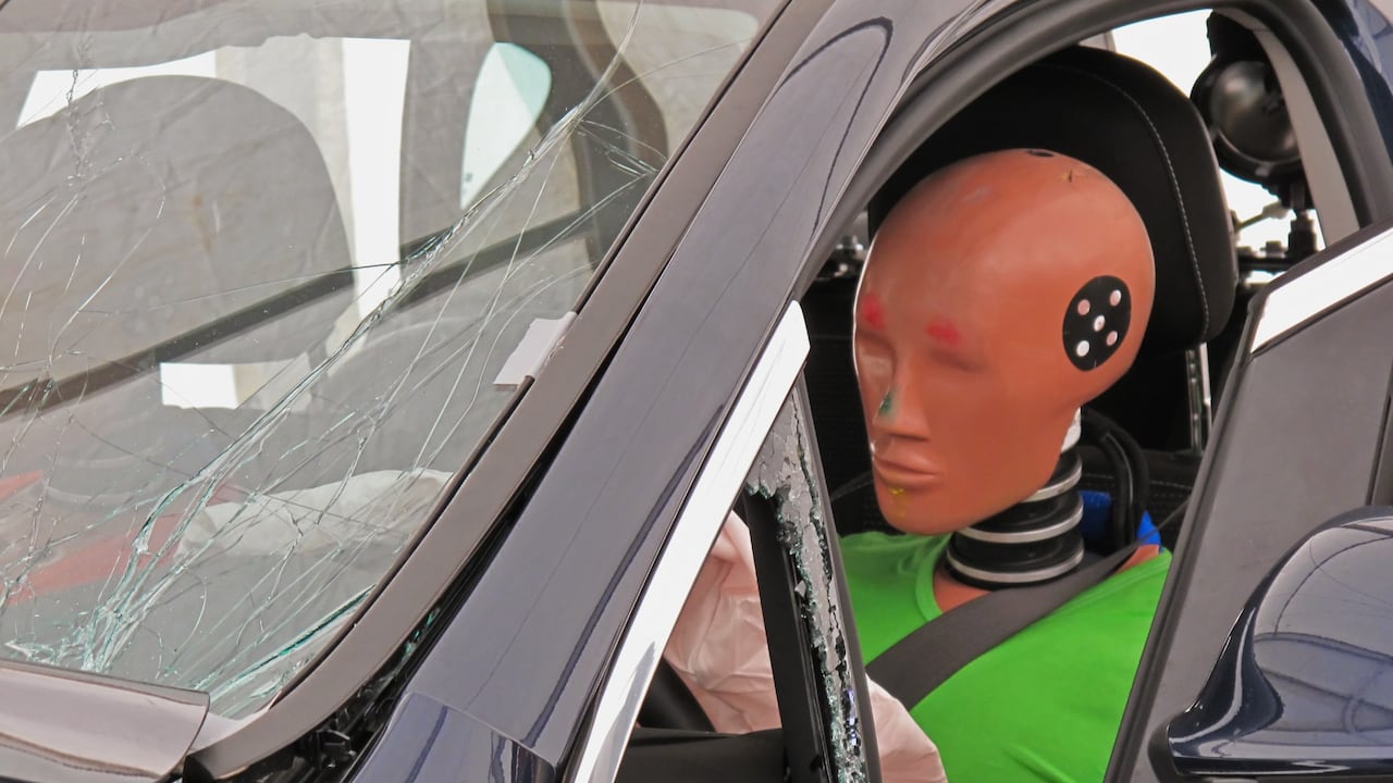 Desde los años 70 se vienen utilizando muñecos configurados con las medidas promedio de un hombre;