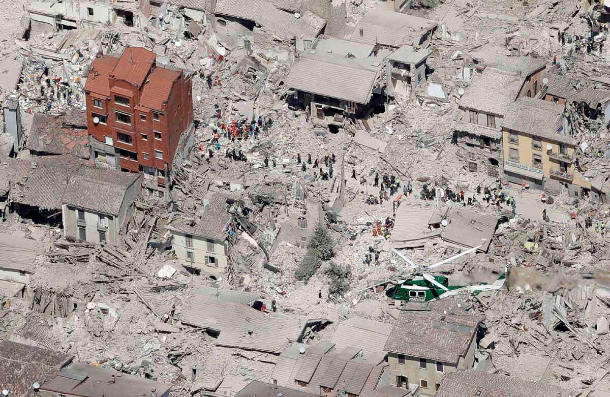 Esta foto aérea muestra los edificios dañados en la parte histórica de la ciudad de Amatrice, en el centro de Italia, después de un terremoto el 24 de agosto de 2016. El terremoto de magnitud 6 se produjo a las 3:36 am; además se sintió en una parte de Italia central, incluyendo Roma, donde los residentes de la capital sintieron un largo balanceo seguido de réplicas. Foto: Gregorio Borgia / AP.
