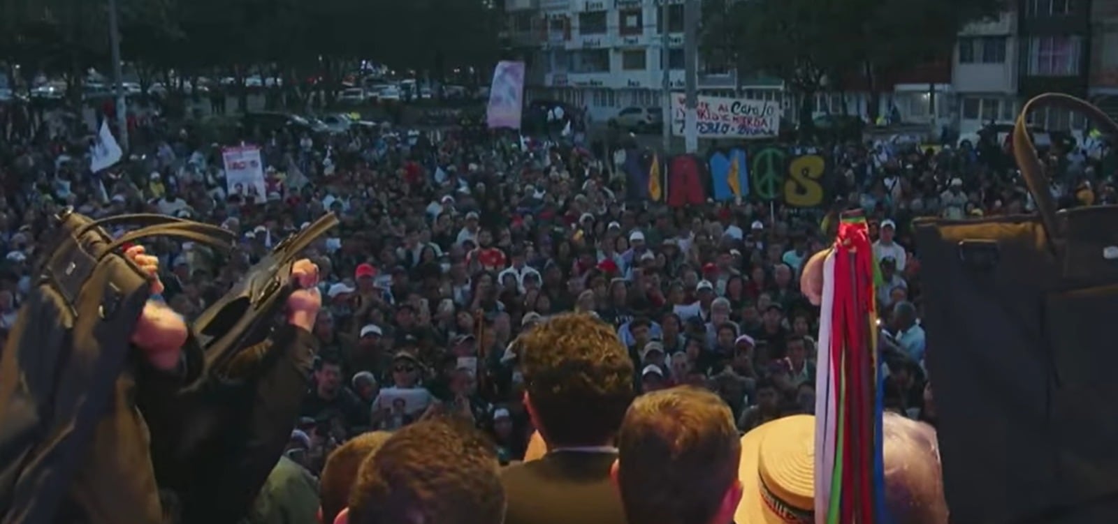 Manifestación de seguidores del Pacto Histórico escuchan al candidato Iván Cepeda en Bogotá, el 21 de marzo de 2026.