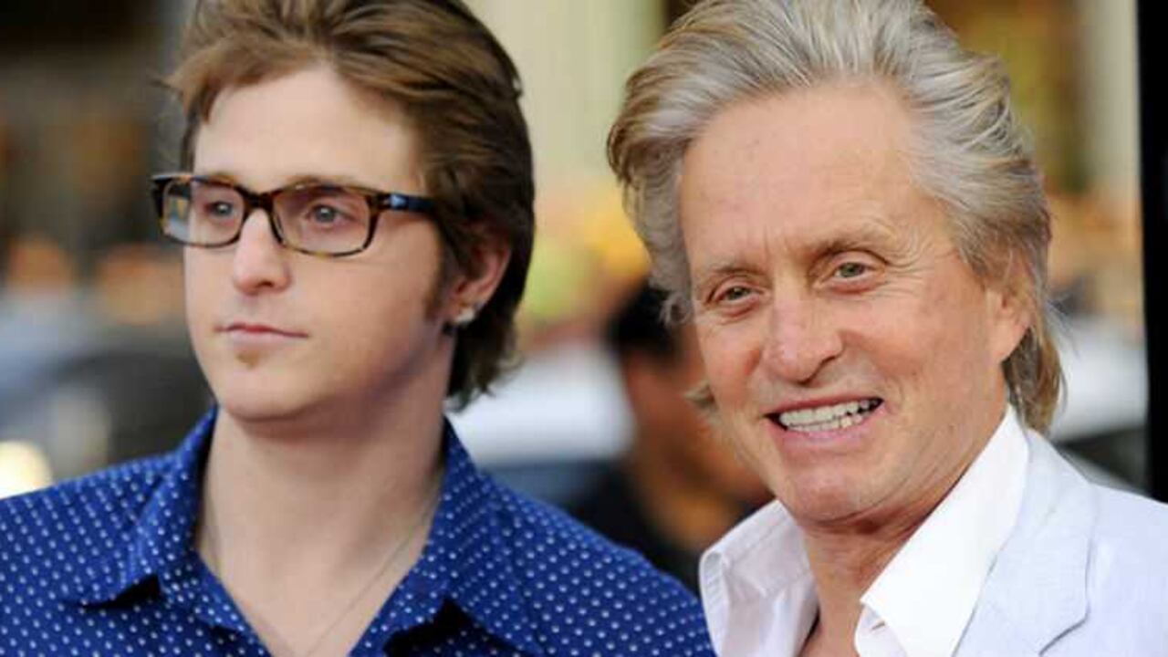 Michael Douglas se enteró en 2010 que padecía cáncer de garganta y que su hijo sería llevado a prisión.