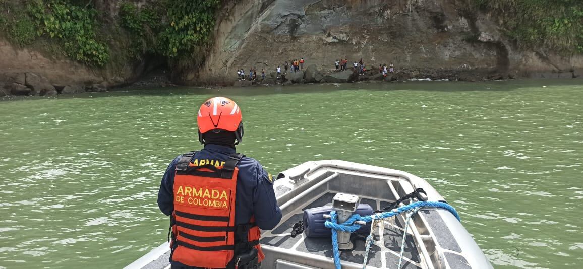Los tripulantes de la embarcación fueron abandonados en unas rocas en pleno mar abierto.