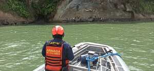 Los tripulantes de la embarcación fueron abandonados en unas rocas en pleno mar abierto.