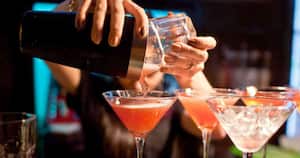 1. Alcohol: la mayoría de cerveza o de vino soportan bien los momentos de crisis. Las bebidas más costosas tienden a sufrir, pero los licores de precio medio se mantienen. Las personas no dejan un hábito verdadero solo la mala situación. Simplemente se adaptan, si les gusta de verdad, seguirán viendo fútbol con una cerveza fría.