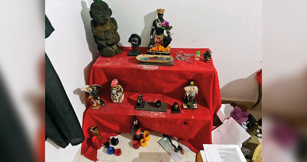    En este lugar había altares de magia africana, conocida como yoruba. También de varios santos a los cuales se encomendaban los sicarios de El Mesa. 