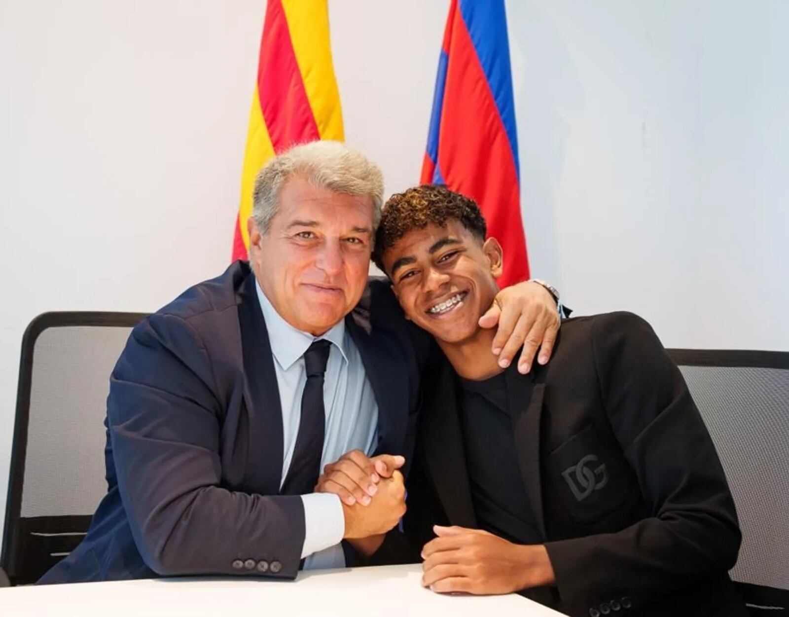 Joan Laporta y Lamine Yamal en la firma de la renovación.