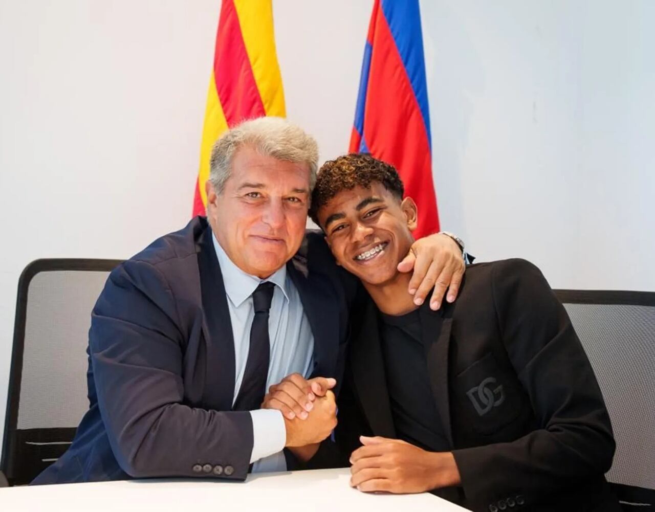 Joan Laporta y Lamine Yamal en la firma de la renovación.