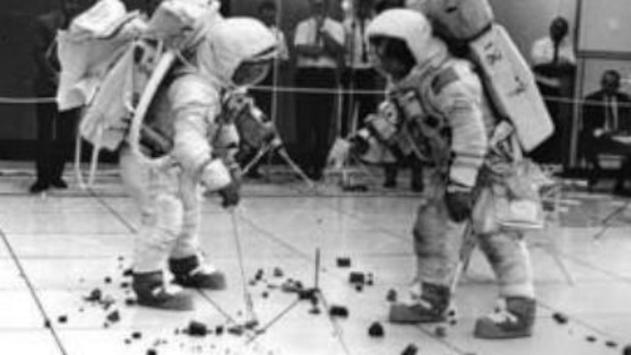 Las rocas traídas de la luna fueron recogidas por dos misiones espaciales: las Apollo 11 y 17.