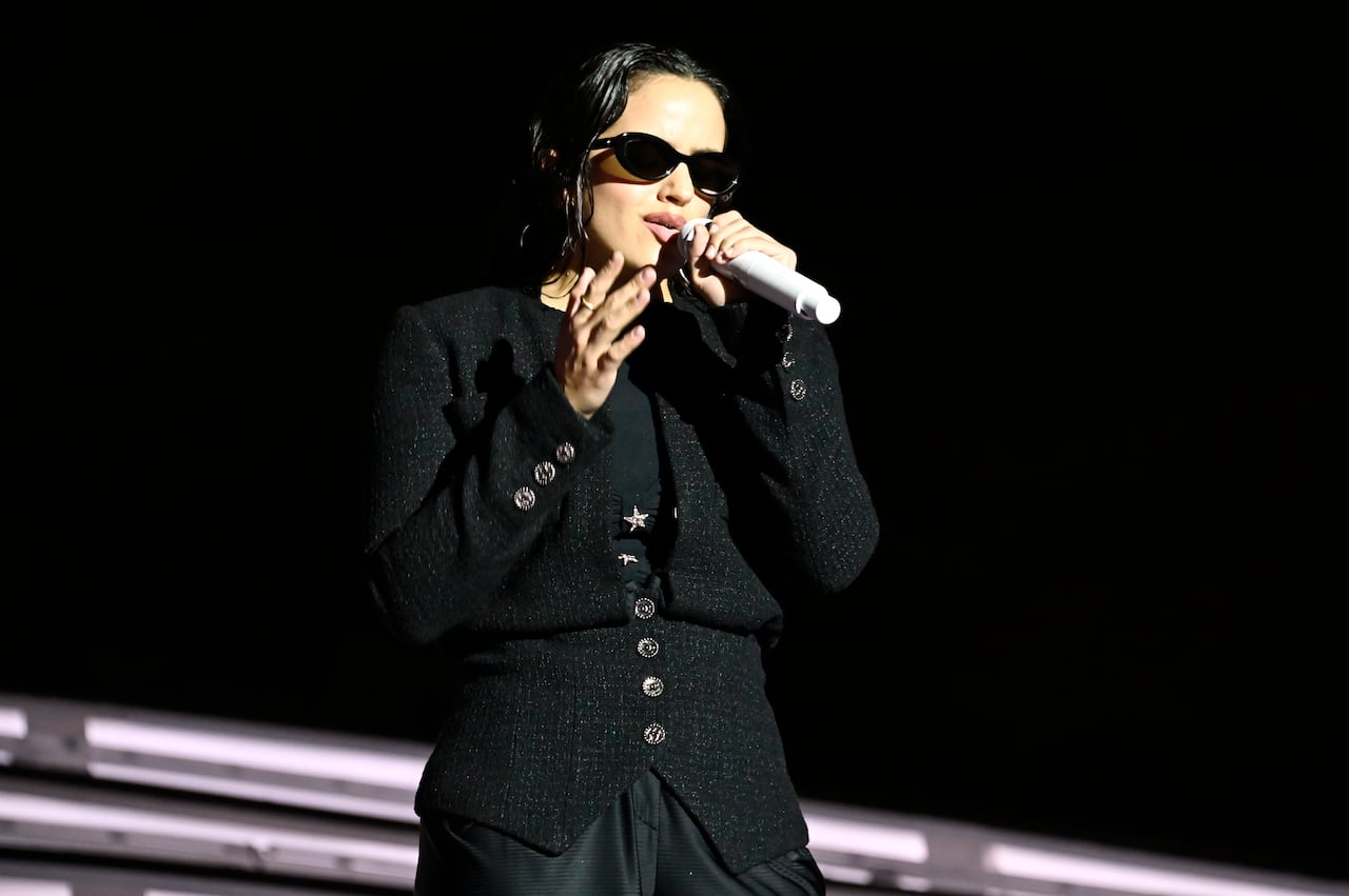 Rosalía canta en el Miami Design District, el 3 de diciembre de 2021. Foto: Astrid Stawiarz/WireImage.