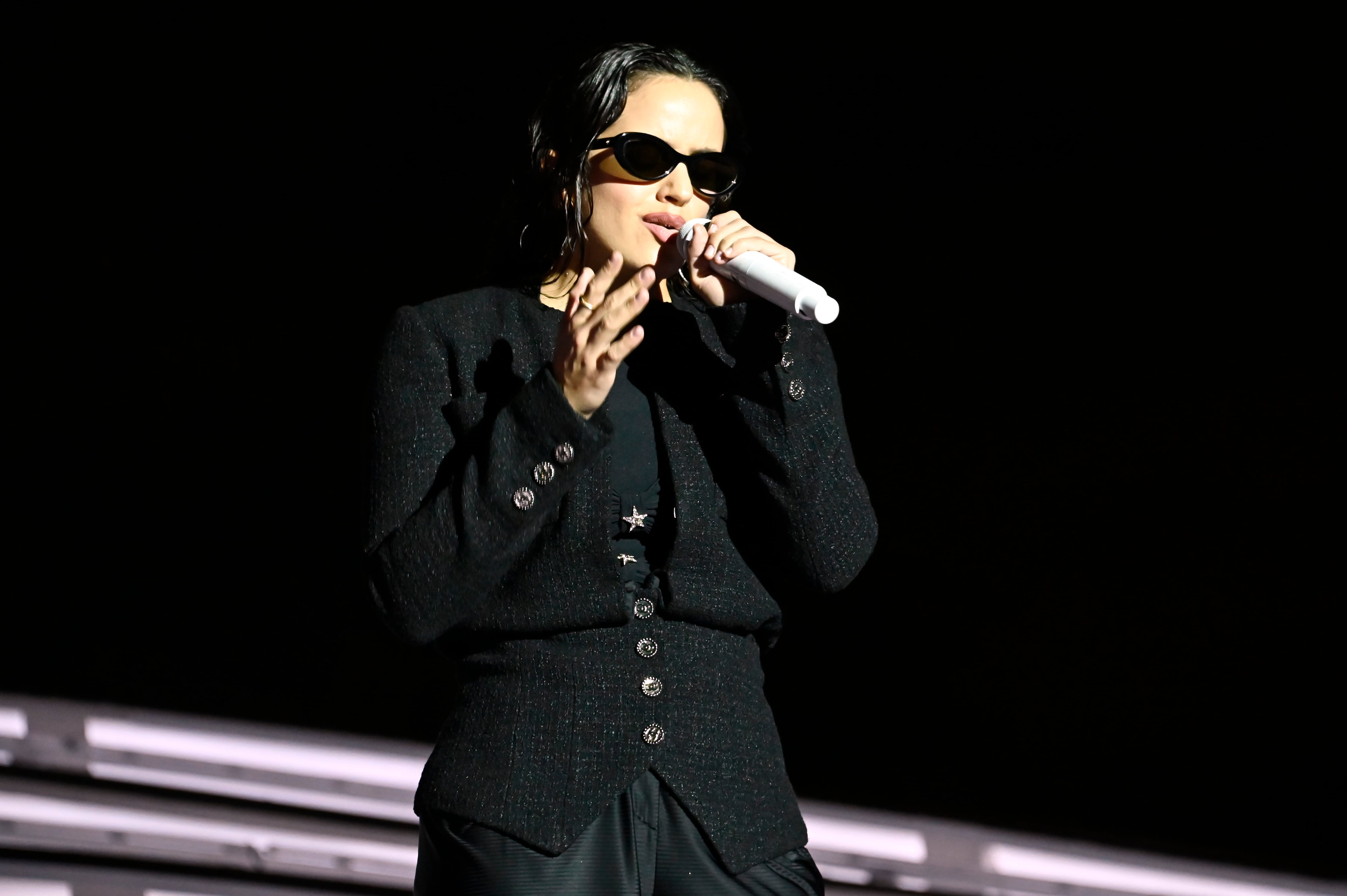 Rosalía canta en el Miami Design District, el 3 de diciembre de 2021. Foto: Astrid Stawiarz/WireImage.