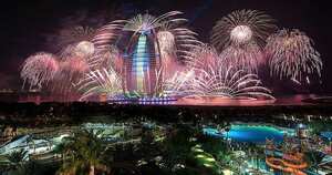 1. -Dubai, Emiratos Árabes- En la metrópoli del desierto se espera que sea el evento más costoso del mundo. De hecho, con su última celebración de fin de año, Dubai rompió el récord Guinness para la exhibición pirotécnica más grande del mundo, que desencadenó 500.000 fuegos artificiales en seis minutos con un costo del evento de US$6 millones.