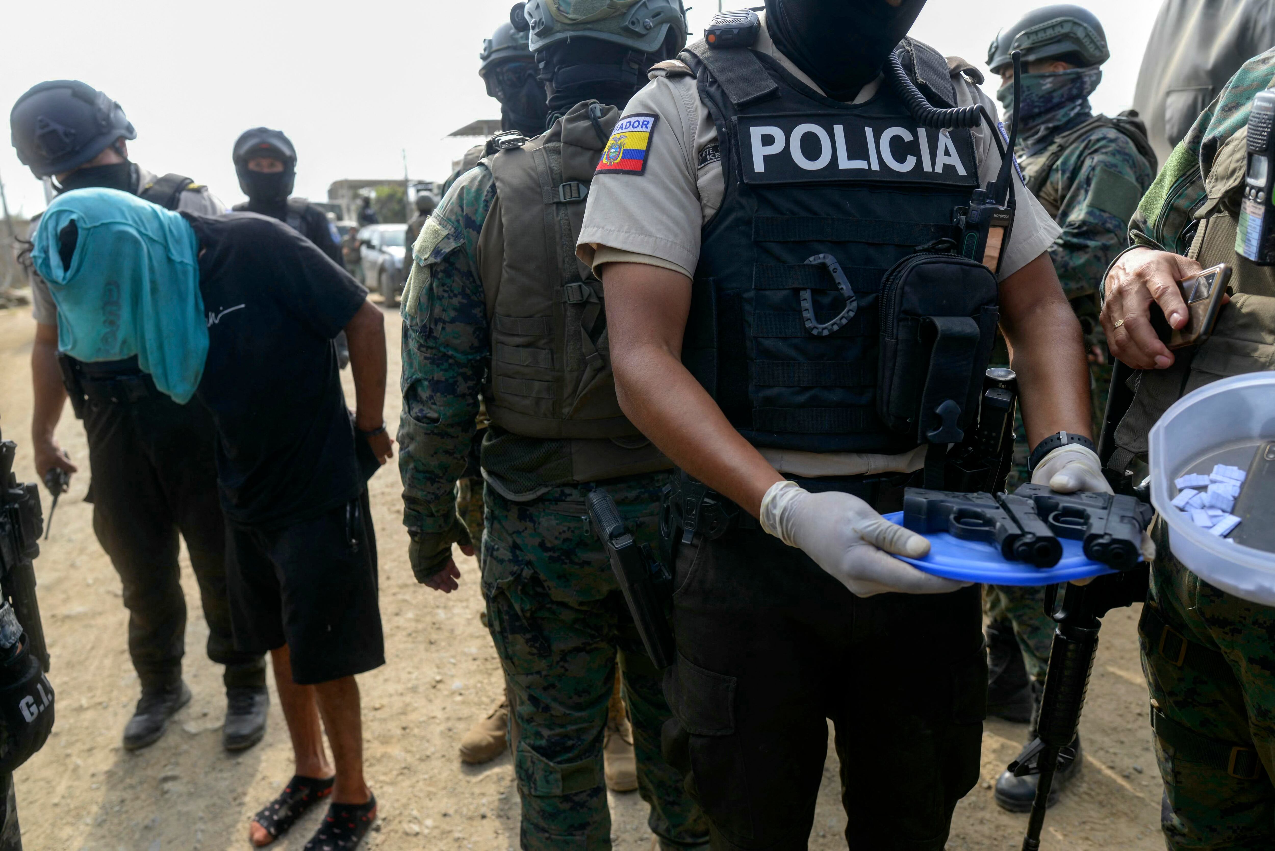 Ecuador desplegó desde enero a las Fuerzas Armadas en las calles en una guerra contra una veintena de agrupaciones con vínculos con carteles internacionales, incluidos los mexicanos, a las que el gobierno tilda de "terroristas" y "beligerantes".