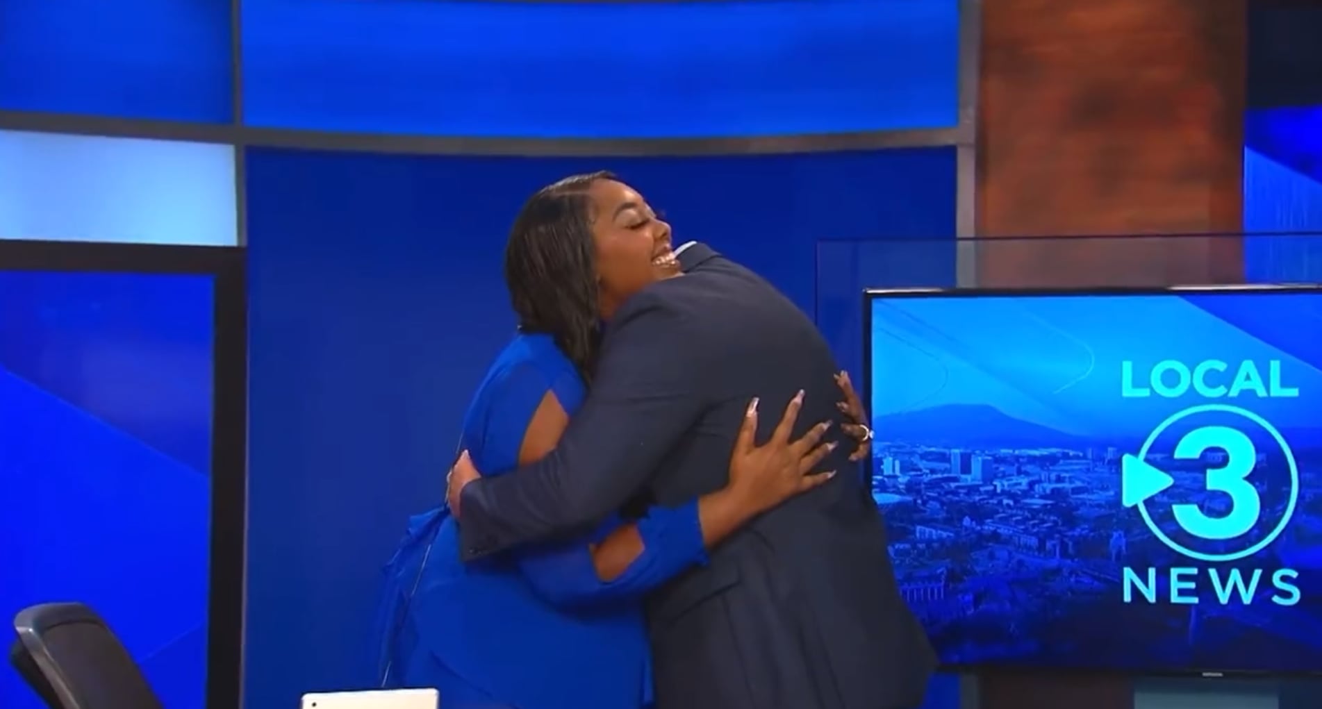 Muy emocionada, la mujer le dio el sí a su compañero sentimental.