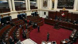 Los legisladores se paran dentro del Congreso el día de su voto de juicio político planeado contra el presidente Pedro Castillo en Lima, Perú, el miércoles 7 de diciembre de 2022. (AP Foto/Guadalupe Pardo)