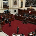 Los legisladores se paran dentro del Congreso el día de su voto de juicio político planeado contra el presidente Pedro Castillo en Lima, Perú, el miércoles 7 de diciembre de 2022. (AP Foto/Guadalupe Pardo)