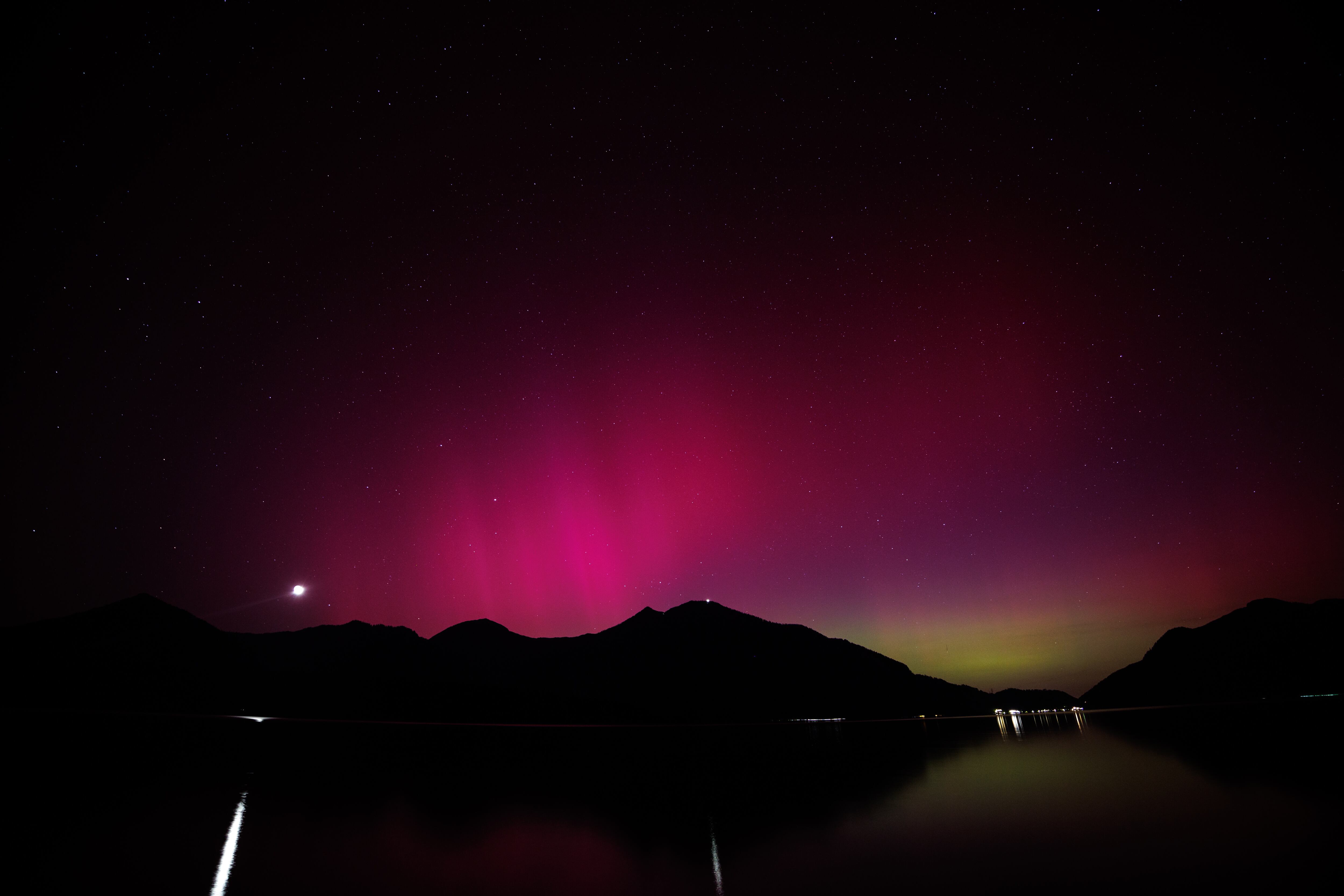 Las erupciones parecen estar asociadas a una mancha solar que tiene 16 veces el diámetro de la Tierra, de acuerdo con la NOAA. Esto forma parte de la actividad solar, que se incrementa a medida que la estrella se acerca al punto álgido de su ciclo de 11 años.