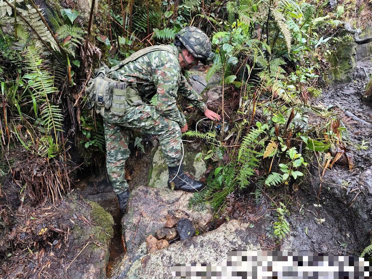Militares desactivando cargas explosivas en las inmediaciones de colegio en Nariño.