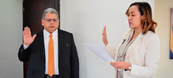 La ministra de Salud y Protección Social, Carolina Corcho, posesionó a Ulahí Beltrán como superintendente Nacional de Salud.