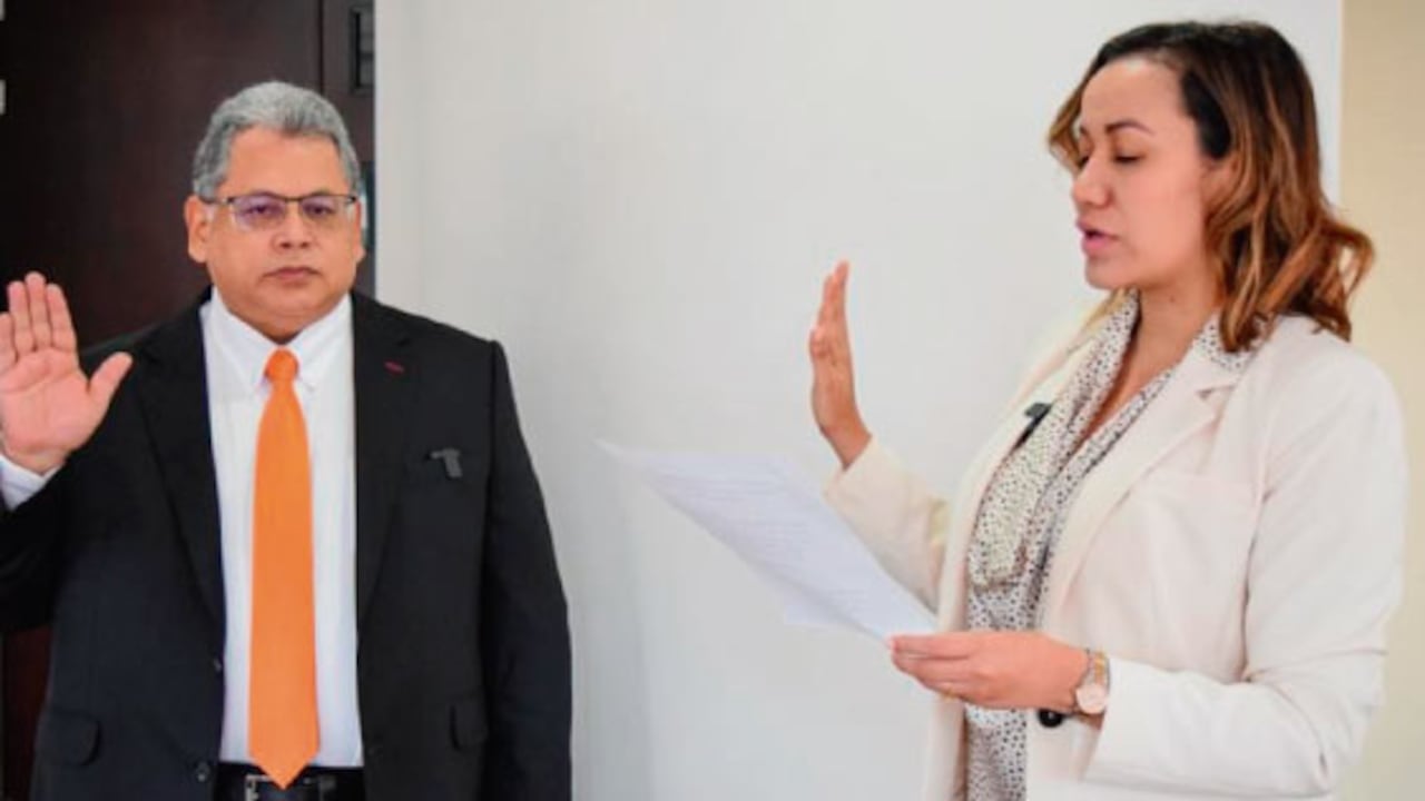 La ministra de Salud y Protección Social, Carolina Corcho, posesionó a Ulahí Beltrán como superintendente Nacional de Salud.