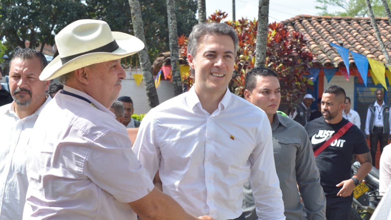 El exalcalde de Medellín y precandidato presidencial habla sin filtros sobre su irrupción en la asamblea de la Andi, su acto en la isla Santa Rosa frente a Perú, las críticas dentro del Pacto Histórico y su visión de país. Aymer Alvarez.