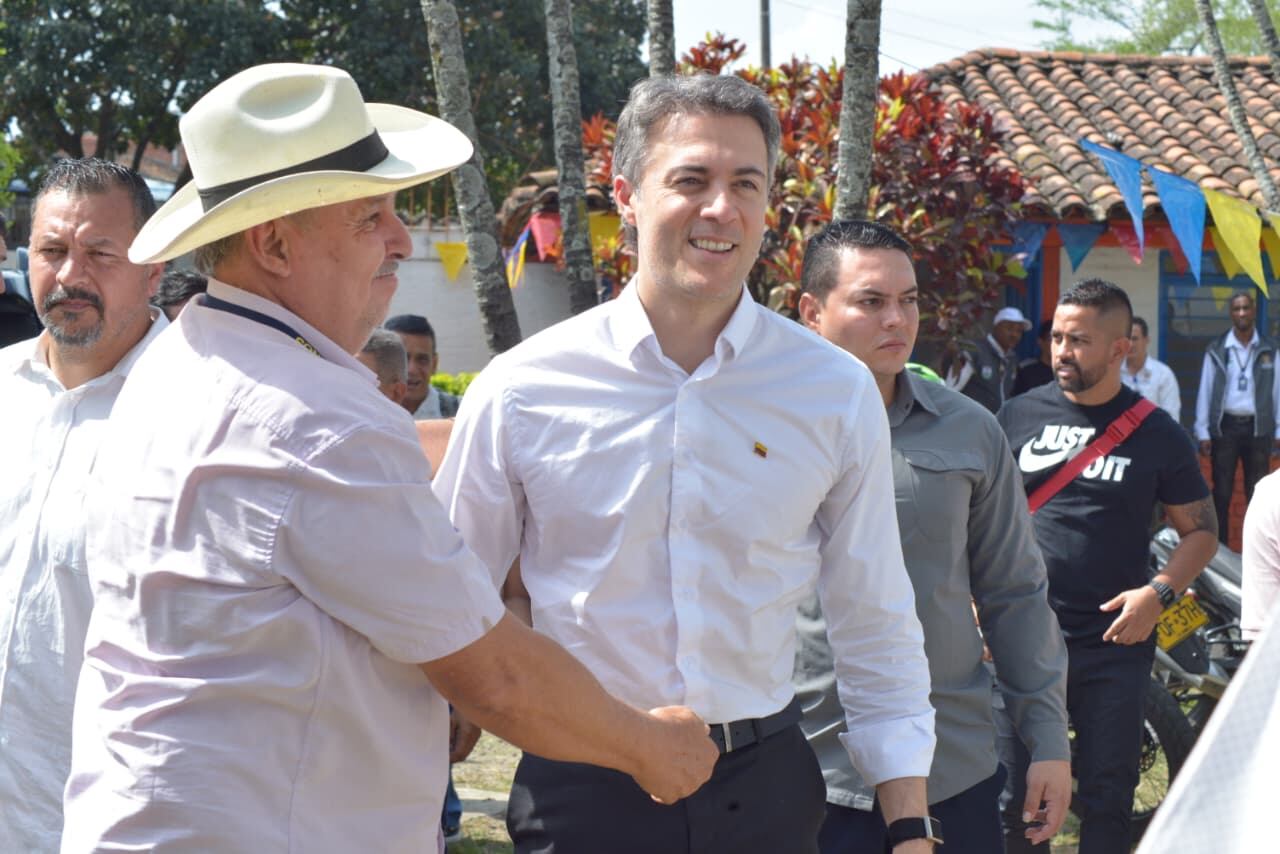 El exalcalde de Medellín y precandidato presidencial habla sin filtros sobre su irrupción en la asamblea de la Andi, su acto en la isla Santa Rosa frente a Perú, las críticas dentro del Pacto Histórico y su visión de país. Aymer Alvarez.