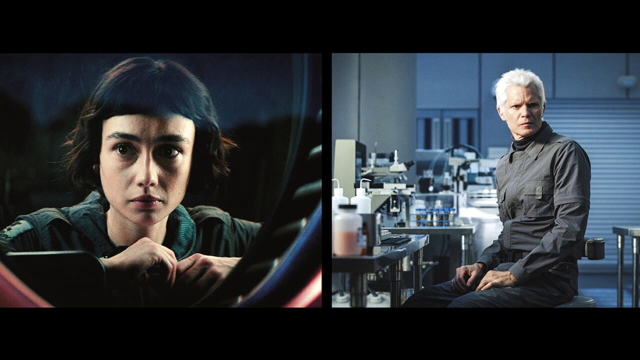 Wendy (Sydney Chandler) es una protagonista ‘sintética’, una novedad para esta saga; el androide Kirsh (Tim Olyphant) es un sabelotodo que ve más allá que la ambición de su dueño, un muy joven billonario.