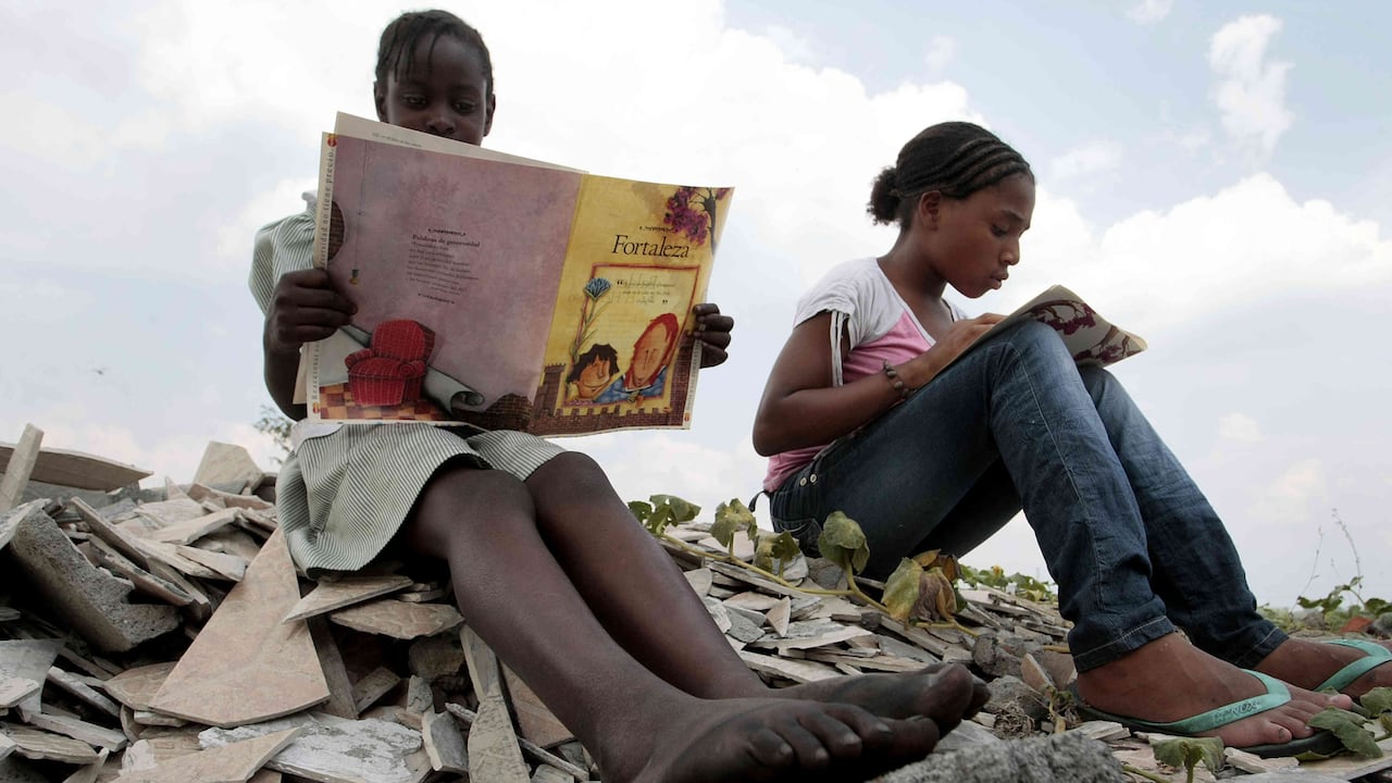 Desde hace más de diez años, en la Comuna 6 de Cali, Gustavo Gutiérrez dicta talleres de lectura y escritura a los niños y adolescentes de Petecuy, un barrio de invasión.