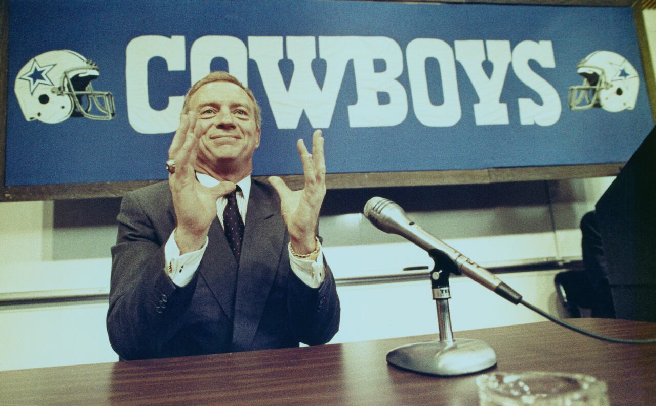 Jerry Jones, millonario petrolero de Arkansas, da una conferencia de prensa en la sede de los Dallas Cowboys el 25 de febrero por la noche durante la cual les dijo a los reunidos que su excompañero de cuarto en la universidad y compañero de equipo en Arkansas, Jimmy Johnson, reemplazaría a Tom Landry como el Entrenador en jefe de los vaqueros.