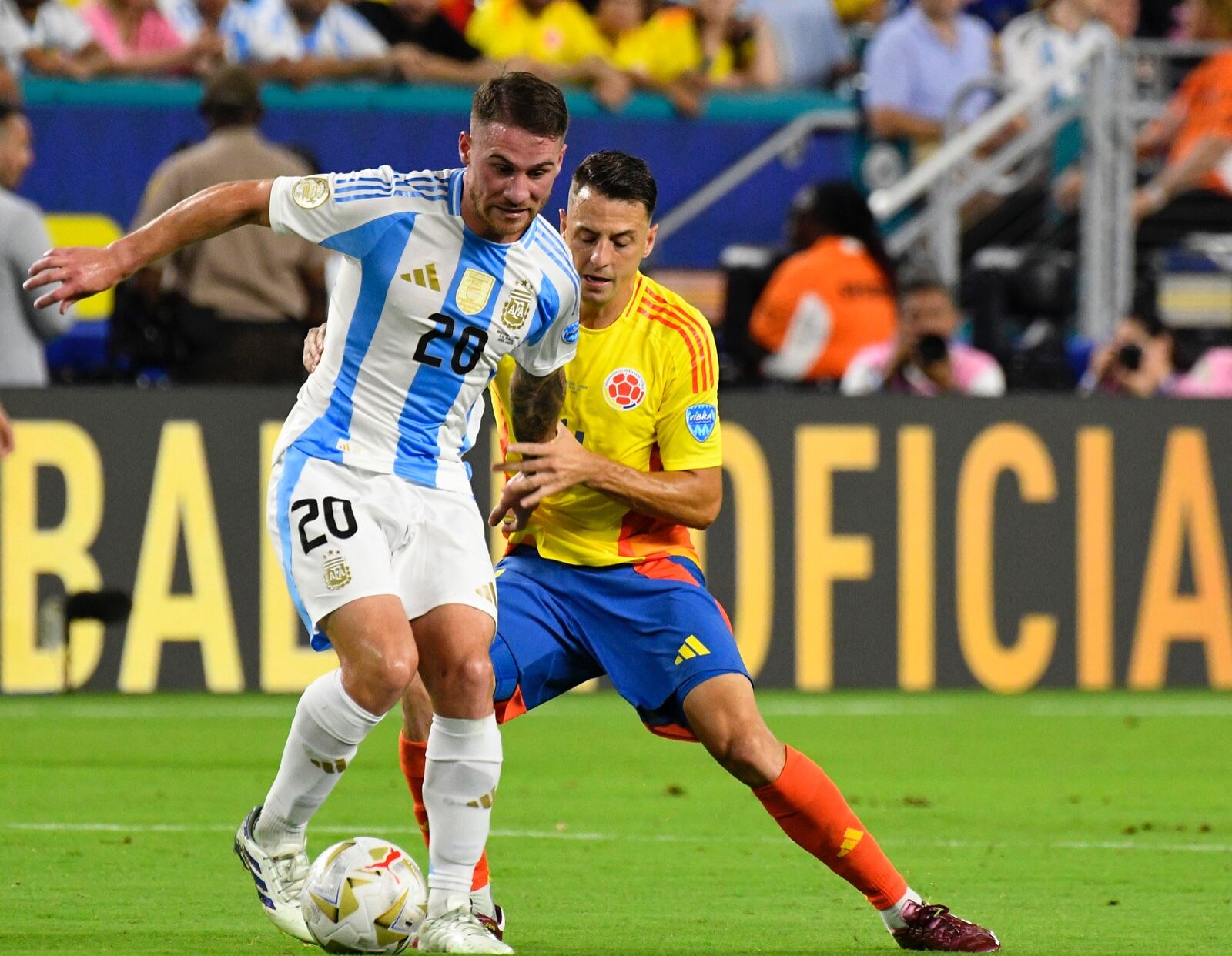 Santiago Arias y Alexis Mac Allister disputan un balón en la final de la Copa América 2024.