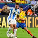 Santiago Arias y Alexis Mac Allister disputan un balón en la final de la Copa América 2024.