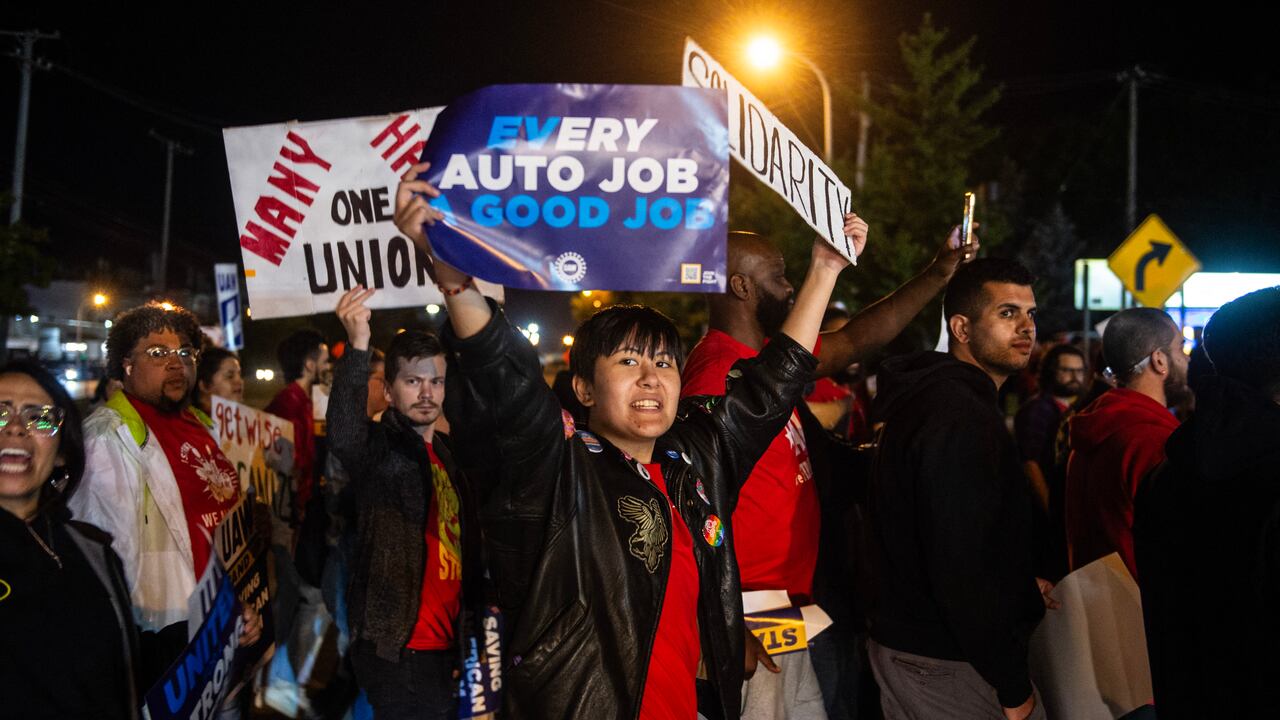 "Esta noche, por primera vez en nuestra historia, atacaremos a los tres grandes a la vez", dijo el presidente del UAW, Shawn Fain, en una transmisión por Internet dos horas antes de la expiración de los contratos a medianoche con los tres principales fabricantes de automóviles. (Foto de Matthew Hatcher / AFP)
