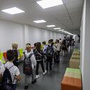 Alumnos visitan un refugio antibombas durante un entrenamiento sobre el inicio del nuevo año escolar en Odessa el 1 de septiembre de 2022. (Foto de OLEKSANDR GIMANOV / AFP)