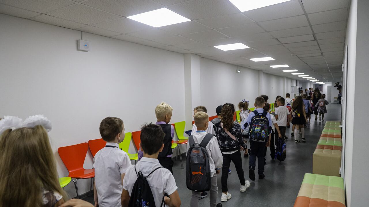 Alumnos visitan un refugio antibombas durante un entrenamiento sobre el inicio del nuevo año escolar en Odessa el 1 de septiembre de 2022.