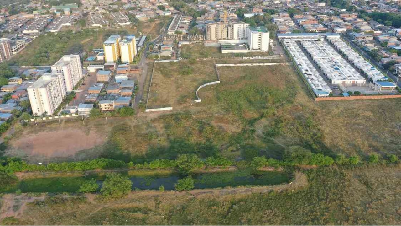 El desarrollo urbanístico la ha ido restando área al humedal El Chaparro. Foto: Francisco Olaya/Atarraya Films