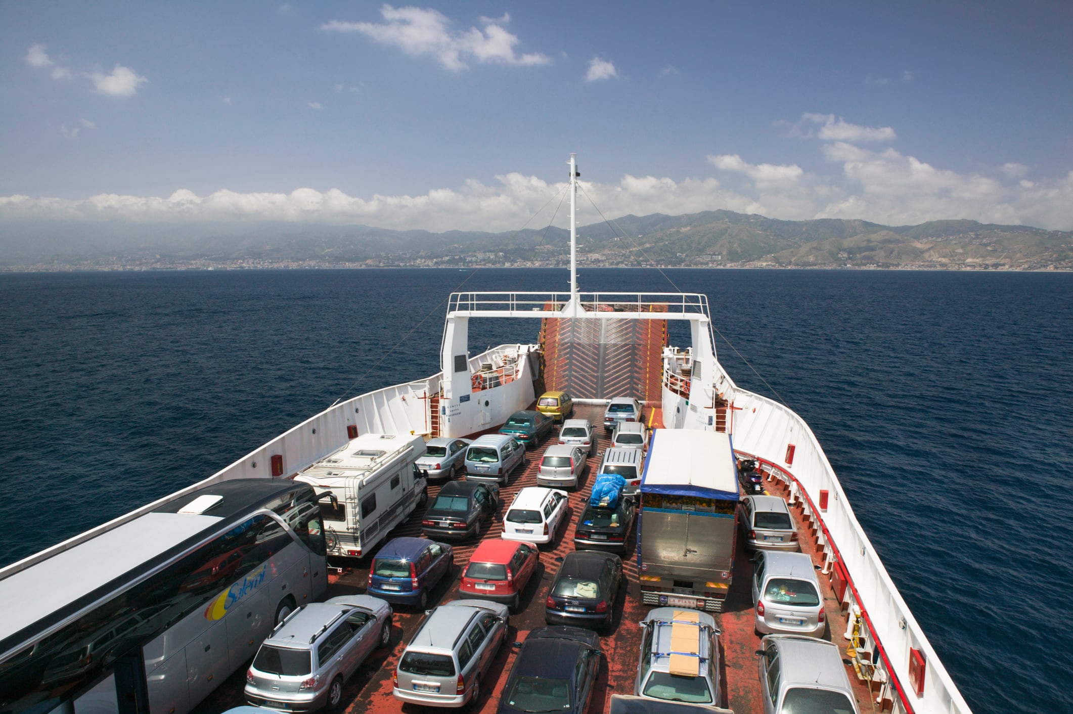 El traslado entre Calabria y Sicilia sigue siendo lento, con viajes de hasta tres horas.