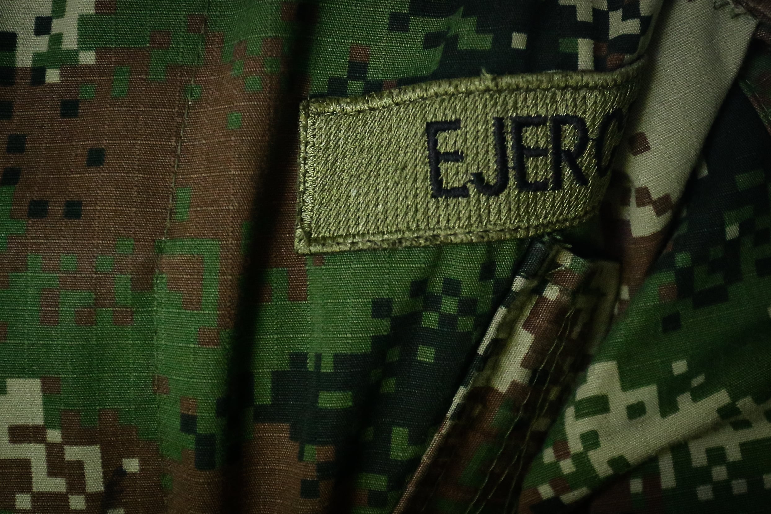 En un operativo entre el CTI y el Ejército se logró la incautación de dos toneladas de prendas y accesorios de las fuerzas militares.. (Colprensa - Diego Pineda)