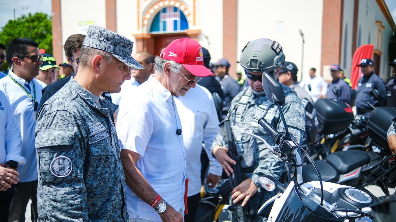 Entrega de motocicletas a la fuerza pública en Atlántico.