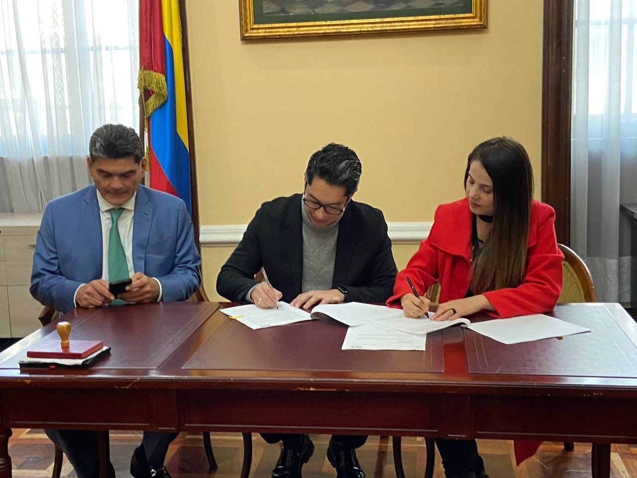 Senadores Pedro Hernando Flórez y Esmeralda Hernández.