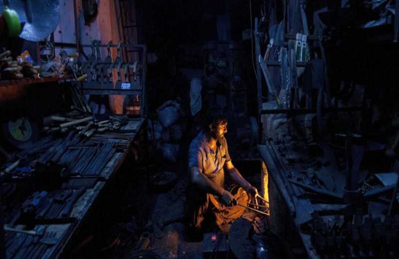 Un herrero pakistaní trabaja en su taller en Karachi.