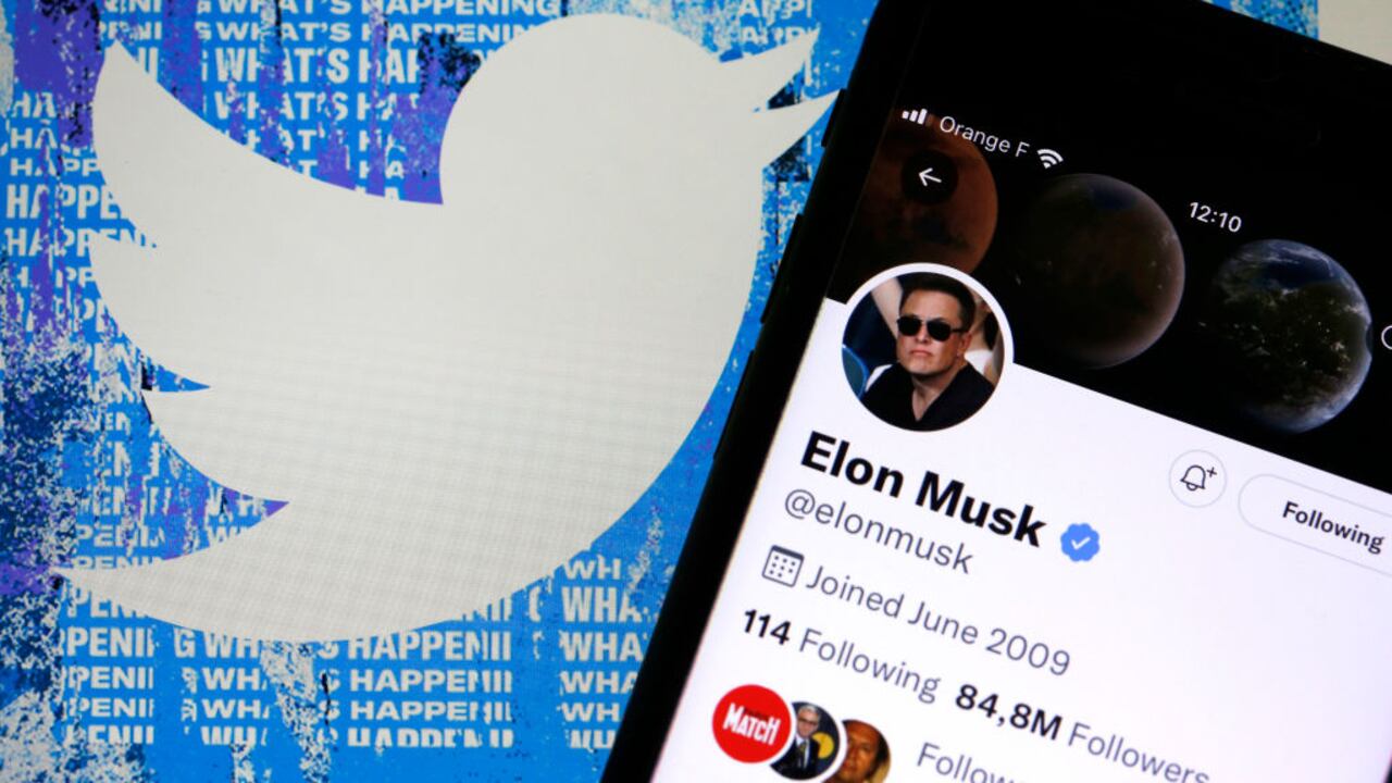 En esta ilustración fotográfica, la cuenta de Twitter de Elon Musk se muestra en la pantalla de un iPhone frente a la página de inicio del sitio web de Twitter el 26 de abril de 2022 en París, Francia. El multimillonario estadounidense Elon Musk compró la red social Twitter el lunes 25 de abril por la suma de 44.000 millones de dólares tras dos semanas de pulsos con la junta directiva de la empresa. (Ilustración fotográfica de Chesnot/Getty Images)