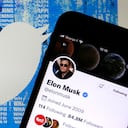 En esta ilustración fotográfica, la cuenta de Twitter de Elon Musk se muestra en la pantalla de un iPhone frente a la página de inicio del sitio web de Twitter el 26 de abril de 2022 en París, Francia. El multimillonario estadounidense Elon Musk compró la red social Twitter el lunes 25 de abril por la suma de 44.000 millones de dólares tras dos semanas de pulsos con la junta directiva de la empresa. (Ilustración fotográfica de Chesnot/Getty Images)