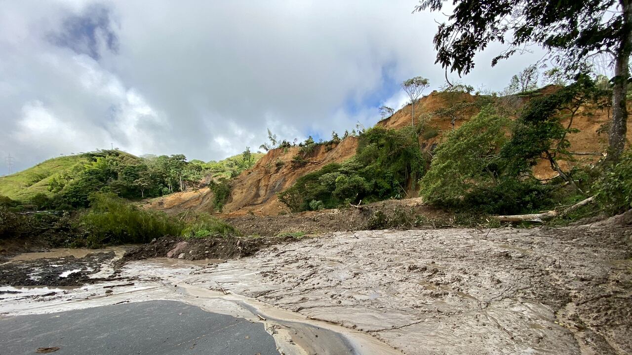 Así quedó el paso vehicular en la vía Panamericana a la altura de Rosas, Cauca.