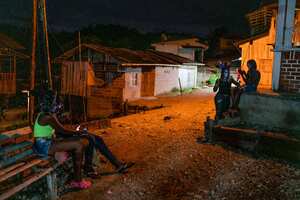 La gente celebra que ahora puede comunicarse con sus seres queridos a través del Compartel. Antes debían salir hasta Buenaventura para hacer una llamada. Foto: David Fayad