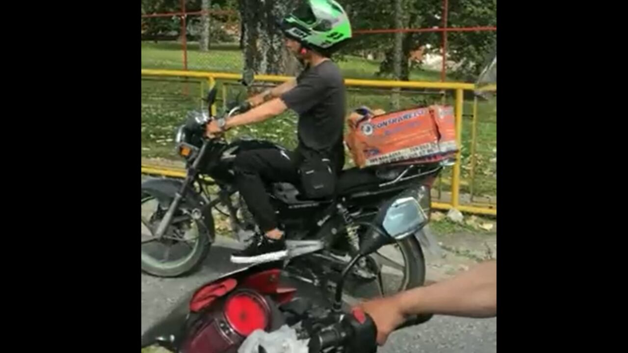 Al parecer todo se originó por una imprudencia del motociclista, por lo que se dio un reclamo por parte del usuario que viajaba en la bicicleta